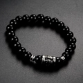 Dettaglio del bracciale con perline nere e perla cilindrica incisa in acciaio al titanio - Nero (Onice/Ossidiana)