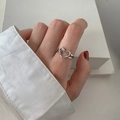 Vintage Silber Herz Ring mit filigraner Drahtwicklung an weiblicher Hand - Einstellbar Offen / Hohlherzring