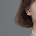 Orecchini a perno minimalisti in argento S925 con zirconi a triangolo indossati da modella - Orecchini Triangolo Zirconia (Rame Placcato Oro Bianco)