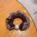 Coletero a cuadros marrones con diseño de retazos y perla blanca decorativa - Café Cuadros