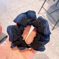 Dunkelblauer und schwarzer Falten-Scrunchie mit weißen Ziernähten und Denim-Textur - Blau