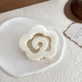 Eleganter cremeweißer Kamelien-Haarclip mit goldenen Metallbeschlägen für Damen - Creme