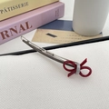 Eleganter roter Schleifen-Haarclip mit grauem Akzent auf weißem Hintergrund - Rote Schleife