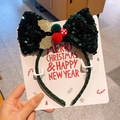 Détail d'un serre-tête de Noël avec nœud en paillettes vertes et pompons de fête - Nœud rouge
