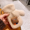 Λεπτομέρεια από ζεστό εκρού fleece σε παιδικά γάντια με ένα χαριτωμένο σχέδιο κινουμένων σχεδίων - Βερικοκί
