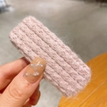 Barrette rectangulaire en tricot rose avec texture laineuse pour coiffure automne-hiver - Rose Carré