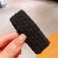 Barrette rectangulaire noire en laine tricotée avec texture côtelée chaude pour l'automne - Clip Carré Noir