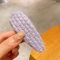 Barrette à cheveux tricotée violette avec texture mohair douce et forme ovale élégante - Pince goutte violette