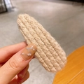 Barrette ovale en laine tricotée beige avec texture torsadée classique pour l'automne - Pince goutte jaune