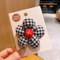 Fermaglio per capelli a fiore in tessuto a quadretti bianco e nero con centro rosso - Nero