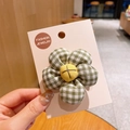 Graziosa clip per capelli a fiore in tessuto a scacchi verdi e bianchi su scheda - Verde