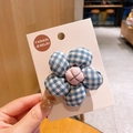 Fermaglio per capelli a fiori a quadretti blu con centro rosa su cartoncino - Blu