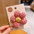Fermaglio per capelli a fiore a quadretti rossi e bianchi con centro giallo su carta - Rosso