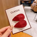 Paar sprankelende rode pailletten haarspeldjes in druppelvorm op een displaykaart - Rood