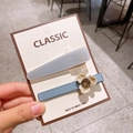 Élégant ensemble de deux barrettes bleues avec fleur blanche et finition mate - Série Bleue