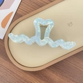 Iridescent light blue heart claw clip with wave edges and shiny pearlescent finish - Heart Wave Style (X1214) / Iridescent Green