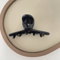 Glänzende schwarze Haarklammer aus Acetat mit schickem Cross-Twist-Design und Goldlogo - Schwarz