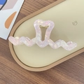 Iridescent pink wavy heart-shaped claw clip made of acrylic with golden spring - Heart Wave Style (X1214) / Holographic Pink