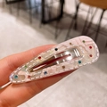 Fermaglio BB in acetato rosa con strass colorati e dettaglio di cucitura bianca - Stile Goccia d'Acqua Rosa Smalto (3-琉璃粉-水滴夹)