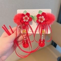 Paire de pinces à cheveux rouges de style traditionnel avec pompons et longs glands - Ruban Fleur de Boule de Poils