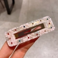 Haarklammer aus Acetat mit rosa Marmorstruktur und bunten Strasssteinen in Rechteckform - Rechteckiger Clip aus rosa Glas