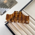 Large amber acetate hair claw clip with striped tortoise pattern and handmade logo - Caramel color