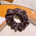 Elastico scrunchie in raso marrone cioccolato con trama plissettata su vassoio display - Marrone
