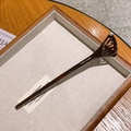 Horquilla de acetato marrón oscuro con recorte en abanico y detalle de perla - Marrón Oscuro