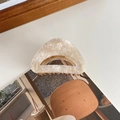 Mittlere Haarklammer aus perlmuttweißem Acetat mit minimalistischer Goldmetallfeder - Halbkreis-Stil / Weiß