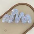 Elegant wave-shaped acetate hair claw clip in a pearlescent light blue finish - Blue