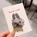 Pince à cheveux lapin 3D faite main en tissu gris avec petit pompon rose sur le nez - Lapin Clown