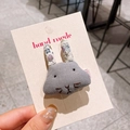 Barrette lapin gris faite main avec détails floraux sur carte de support - Petite Souris