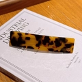 Fermaglio per capelli in acetato tartarugato con logo in metallo dorato su molletta classica - Tartarugato Scuro