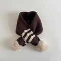 Sciarpa lavorata a maglia per bambini marrone con strisce bianche e pompon di pelliccia - Tre Righe Marrone