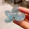 Pince à cheveux fleur bleu clair irisé ornée d'un strass en forme de goutte d'eau - Petit / Vert