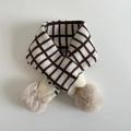 Écharpe tricotée à carreaux pour enfants en beige avec deux pompons moelleux - Plaid beige