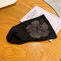 Schwarzes breites Stoffstirnband mit bunt funkelndem Hibiskusblüten-Strassmuster - Schwarz