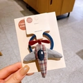 Chouchou artisanal en forme d'avion pour filles avec motif à carreaux rouges et bande bleue - Avion Gris