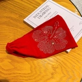 Rotes breites Twist-Stirnband mit funkelnden Strass-Hibiskusblüten-Mustern - Rot