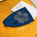 Elastisches dunkelblaues Stirnband mit glänzendem Blumenmuster aus Strasssteinen - Blau