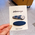 Set di fermagli per capelli in tessuto scozzese blu e grigio tenuti in mano - Quadretti con Bottone