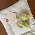 Elastici per capelli a forma di fragola lavorati a maglia in giallo e verde su carta - Giallo
