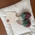 Paire de chouchous fraise en tricot marron foncé pour filles sur carte de présentation - Café