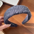 Dikke grijze wolmix haarband met zilveren lovertjes en handgemaakt label - Blauw