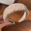 Beige pluizige haarband van wolmix met handgemaakt label en hoog sponsontwerp - Vleesroze