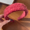 Bordeauxrode gewatteerde haarband van imitatie lamswol met handgemaakt label erop - Rood