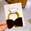 Fiocco in velluto marrone con elastico verde ondulato su cartellino bianco - Anello Giallo Papillon Marrone