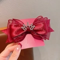 Nœud papillon rouge en organza avec couronne en strass sur carte rose - Nœud en Gaze Bordeaux