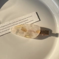 Französische Haarspange mit cremiger Marmortextur und goldener Entenschnabelbasis - Irisierendes Weiß