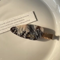 Französische Haarklammer mit grauem Marmormuster aus Acetat und goldener Entenschnabelklemme - Schillernder Edelstein